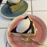 MID TREE - バスクチーズケーキは、プレーンと抹茶．他にも季節のがあったり（多分ブルーベリー？）、トリュフのチーズケーキもありました。