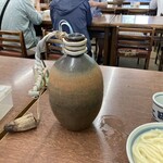 長田うどん - 徳利に熱々の出汁が入ってて