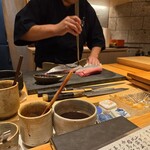 すしやのたい悟 - めじまぐろを藁焼きにする