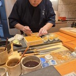 すしやのたい悟 - 雲丹の料理製作中