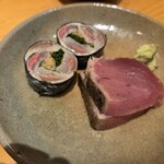 すしやのたい悟 - 鰯の磯部巻き、めじまぐろの藁焼き