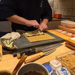 すしやのたい悟 - 本山葵巻き（まみだ巻き）作成中