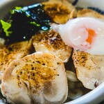 ヨコクラうどん - 鶏チャー葱炙油うどん鶏チャー増し温玉トッピング冷やかけ出汁