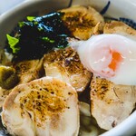 ヨコクラうどん - 鶏チャー葱炙油うどん鶏チャー増し温玉トッピング冷やかけ出汁柚胡椒足し