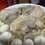 ラーメン二郎 仙台店2 - 大きな豚3枚。ボリュームありガシガシ喰らいます。