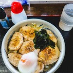 ヨコクラうどん - 鶏チャー葱炙油うどん鶏チャー増し温玉トッピング冷やかけ出汁