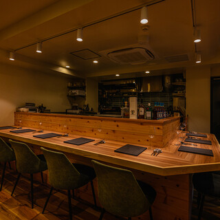 お酒好きが集う憩いの場にぴったり。シックな空間でゆったりと