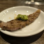 炭火焼肉 久 - 山葵たっぷりで頂く