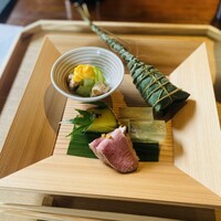 伊豆高原 城ケ崎温泉 花吹雪 - 静岡鰻と紫蘇の朴葉寿司
                      白ずいきの水晶寄せ振り柚子
                      蛤と白瓜の黄身酢掛け
                      国産合鴨の赤ワイン煮
                      丸十のくちなし煮