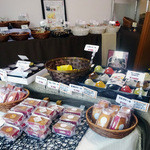 五橋小新堂 - 店内いっぱいのケーキやお菓子