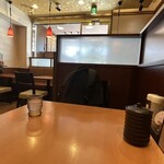 花むら - 比較的空いて落ち着いた店内