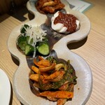 東京苑 - キムチ4種盛り