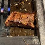 東京苑 - 極上厚切りタン焼き