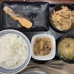 吉野家 - 牛鮭定食844円＋肉だく222円