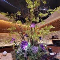 意気な寿し処阿部 青山店 - 季節のお花が飾ってます