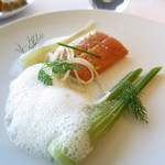 ミシェル・ブラス トーヤ ジャポン - "秋鮭"と言われる:フェンネル&オイルでポッシェした北海道産サーモン、根セロリ、エシャレット； 庭で採れたフェンネルの花&泡立てたフェンネルオイル (2014/09)