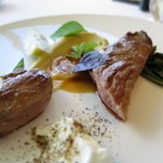 赤平より； 仔羊フィレミニョンのロースト； ナスのピューレ、モロヘイヤ； フェセル&オリーブオイルで香りをつけたジュ (2014/09)