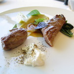 ミシェル・ブラス トーヤ ジャポン - 赤平より； 仔羊フィレミニョンのロースト； ナスのピューレ、モロヘイヤ； フェセル&オリーブオイルで香りをつけたジュ (2014/09)