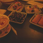 老舍茶馆 - 料理写真:龙井茶にお茶菓子が何点か付きますよ。