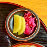 やぶ善 - 二種盛りが嬉しい、箸休めの"お漬物"。