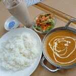 クイーンガーデン - 日替りカレーセット(卵とキーマ)950円(税込)中辛・ライス・アイスチャイ
      キーマ辛いかと思って中辛にしましたが、卵でマイルドになっているので辛口でも余裕で行けそうです。
      卓上調味料で調整して良い感じ