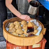 膳處漢ぽっちり - 蒸し上がりに、店頭でタレを塗ってくれるんです。