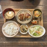 ミツバチ堂 - 日替わりランチ(1,100円)
牛肉と紅しょうがのポテトコロッケ
ゴーヤチャンプルー
お惣菜2品
ご飯･味噌汁･1品付き