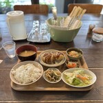 ミツバチ堂 - 日替わりランチ(1,100円)
牛肉と紅しょうがのポテトコロッケ
ゴーヤチャンプルー
お惣菜2品
ご飯･味噌汁･1品付き