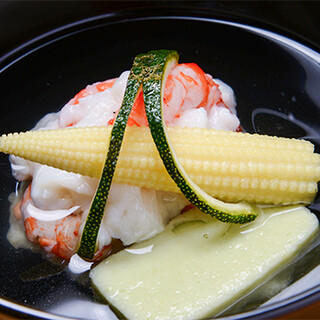時季ならではの食材を使った、目でも楽しめる逸品を堪能