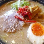 麺’sクラブ - チャーシュー１枚、味玉、メンマ、ネギ、中央に紅生姜、そして白ゴマ