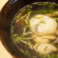 日本料理 山崎 - 肝は若干のエグみが残り、それを和らげる葱の青み。驚くことに立派なサイズのじゅんさいがインパクトを残す。
