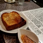 Bar BAKER - 軽いオツマミあります。トーストとか。右下は日野市五太子商店の鶏サラミ。凄ウマです！