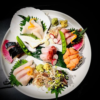 豊洲や太田市場から厳選した魚介類を店主自ら仕入れてます