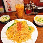 タイ料理トムヤムくん - パッタイ、スープ、小サラダ、アイスタイティーミルク