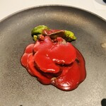 オット エ セッテ 大分 - 本日のメイン。牛スネ肉の地獄蒸し。ビーツの赤が印象的