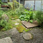 十割手打 そば処 百百百百 - 席から中庭が見えます。