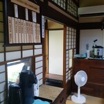 十割手打 そば処 百百百百 - 店内。おかわりのお水と温かい蕎麦茶はセルフサービス。