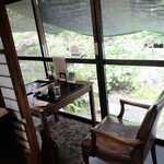 十割手打 そば処 百百百百 - 中庭がみえるテーブル席