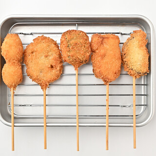 揚げたてサクサクの大阪名物串カツを気軽に食べ比べ