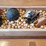 レスペランス カヤモリ - お洒落なケースにアミューズが盛付けらています♪