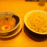 丸源ラーメン - 肉そばつけ麺 大盛り 麺かため ＆ 丸源餃子 6個 ＆ カップソフト バニラ