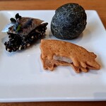 レスペランス カヤモリ - (手前)豚さんのサブレに挟んだ豚肉のリエット。(右上)竹炭とチーズを練り込んだシュー(左上)竹炭を練り込んだお米のチップスにドライトマトとオリーブ、炒めた玉葱のペースト、そして鰯のマリネを合わせて…✨