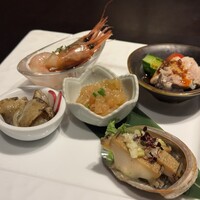 BISTRO CHINESE OSAWA - 甘エビの冷製、よだれ鶏風の蒸し鶏と胡瓜、クラゲの冷菜、アワビの冷製、イカまたは貝柱の中華マリネ。
                    