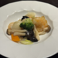 BISTRO CHINESE OSAWA - 八宝菜。海老、ブロッコリー、にんじん、白菜、キクラゲ、しめじを、あっさりとした塩味ベースの餡かけ仕立てで。