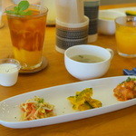 つむぐカフェ - 前菜三種とスープ