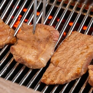 希少な国産牛や黒毛和牛を、遠火の無煙ロースターでふっくらと◎