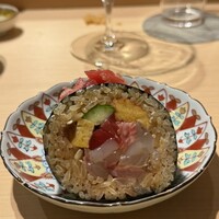 鮨 由う - バラちらしロール: マグロ、白身魚、イカ、玉子焼き、キュウリ、穴子、赤酢のシャリが