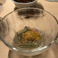 鮨 由う - 雲丹とじゅんさいの出汁ジュレ掛け。もうちょっとキンキンに冷えててもよかったかも。