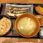 炭火焼干物定食 しんぱち食堂 - 3羽いわし定食(熟成玄米)+大根きんぴら