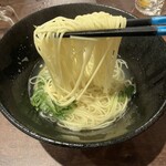串あげ草馬 - アッサリ細麺に三つ葉でスルスルいけちゃうわ